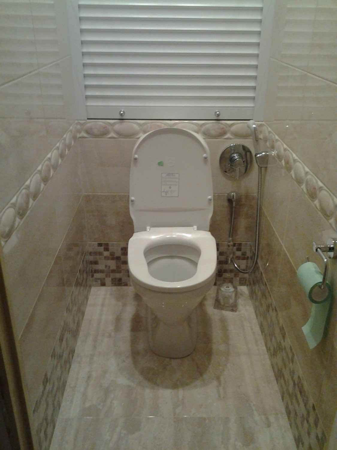 Гигиенический душ в интерьере туалета