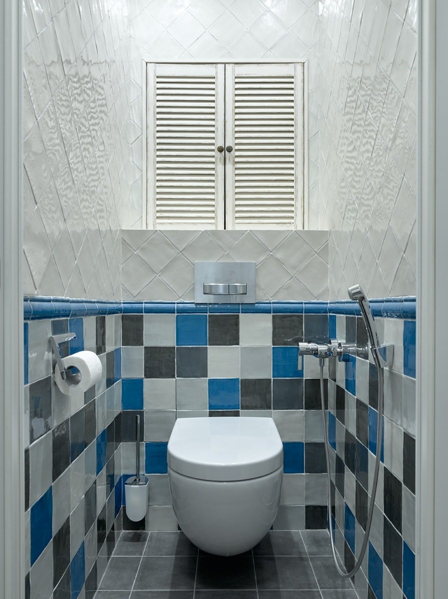 Туалет с голубой плиткой