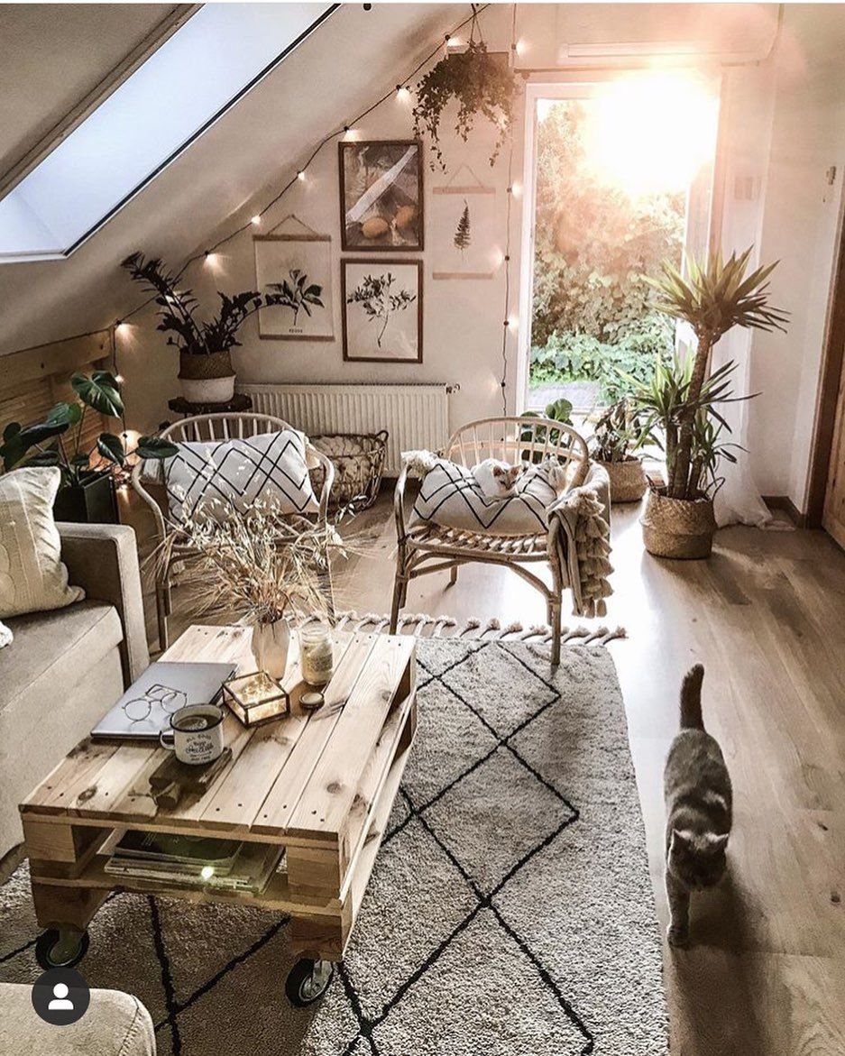 Декорирование интерьера в стиле бохо у лестницы