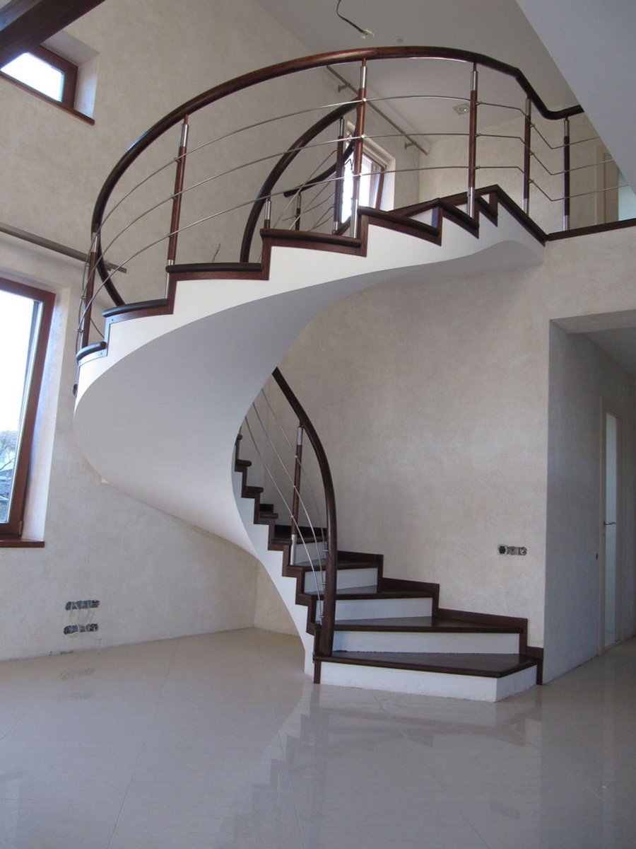 Винтовая бетонная лестница