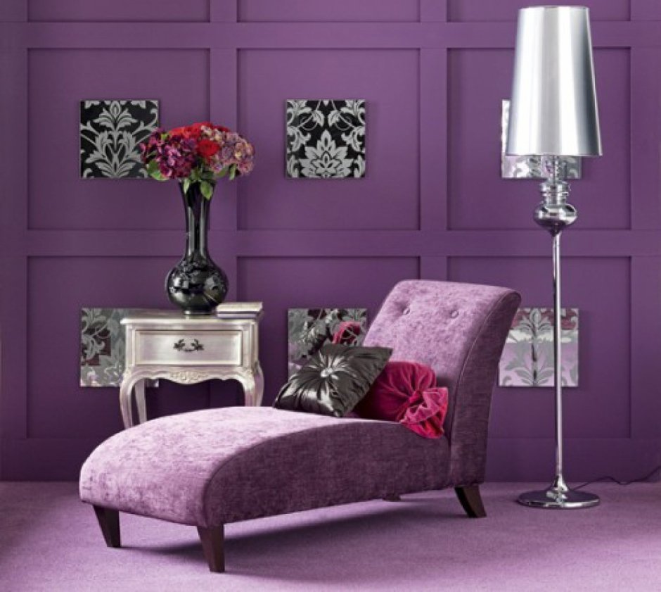 Фиолетовый диван в интерьере