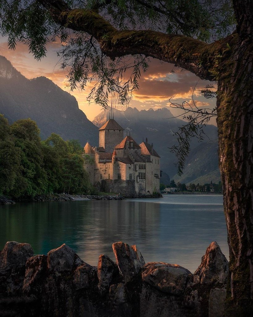 Замок в Швейцарии на берегу озера