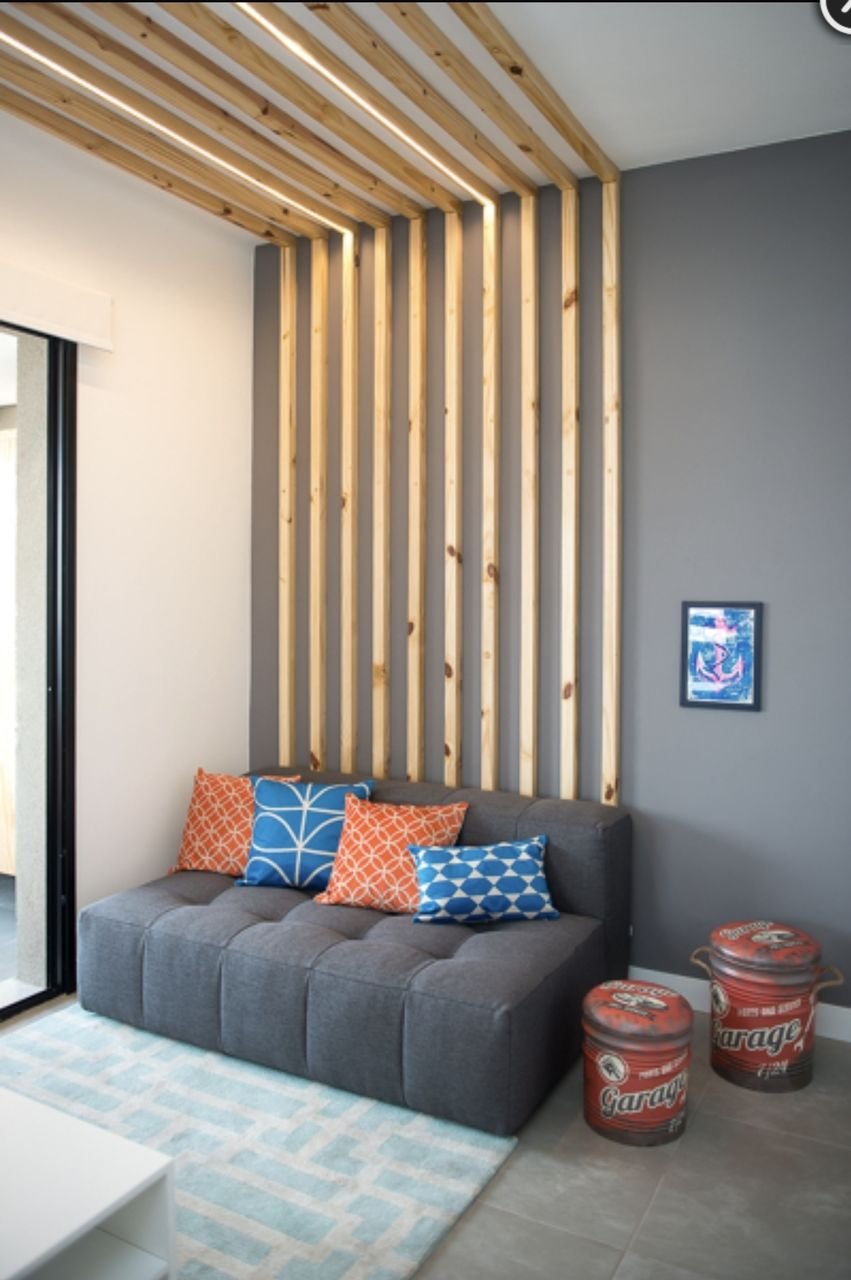 Дизайн квартиры с рейками на стене