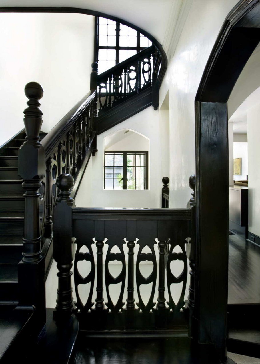 Лестница в готическом стиле деревянная