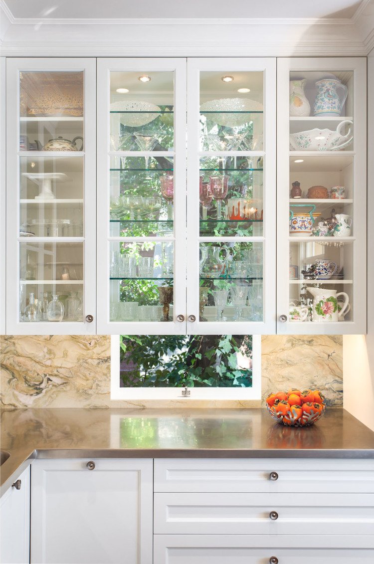 Кухонный шкаф со стеклом