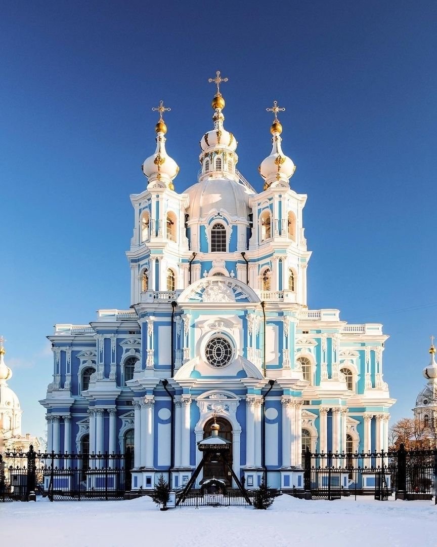 Смольный дворец в Санкт-Петербурге храм
