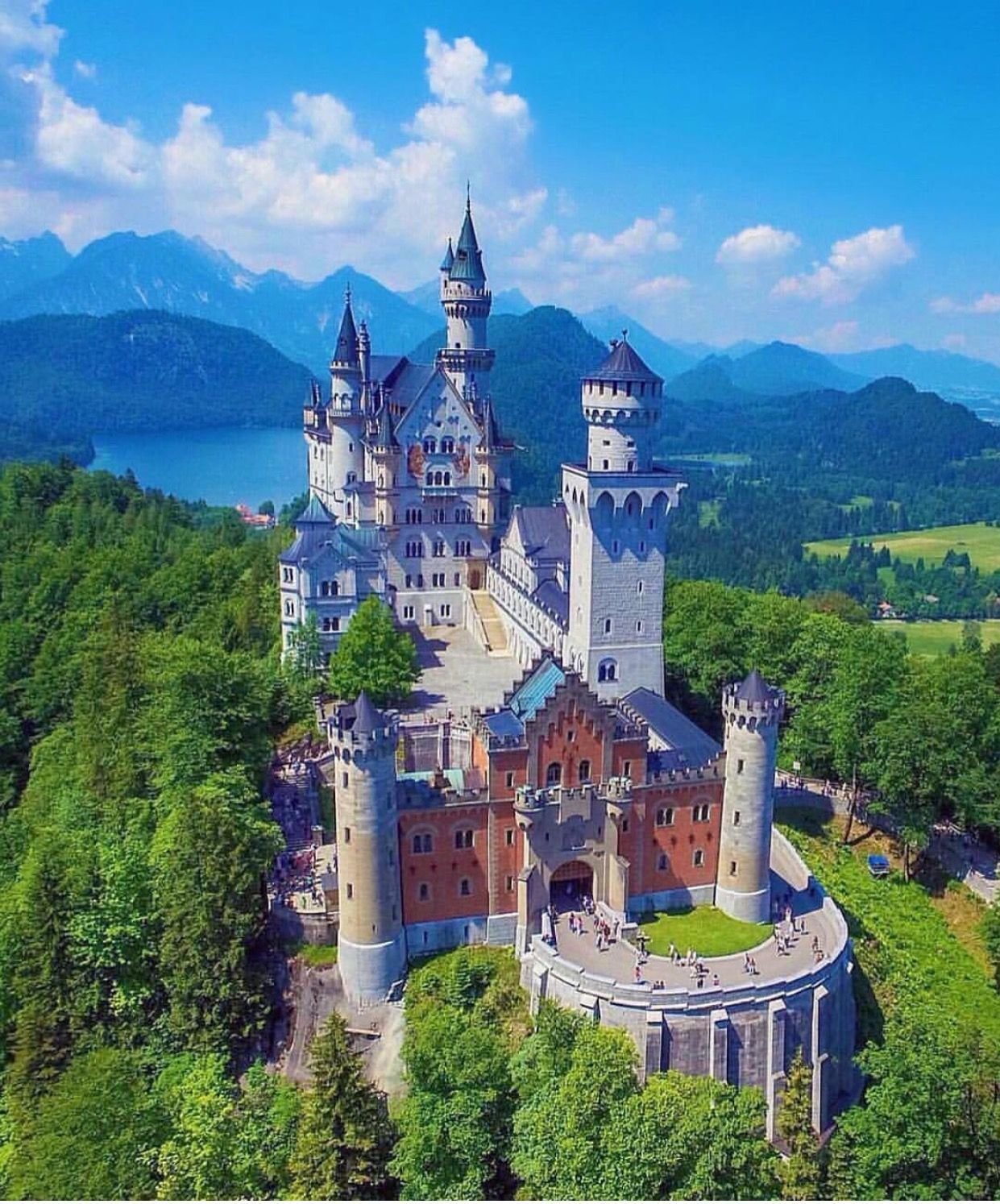 известный замок в германии нойшванштайн