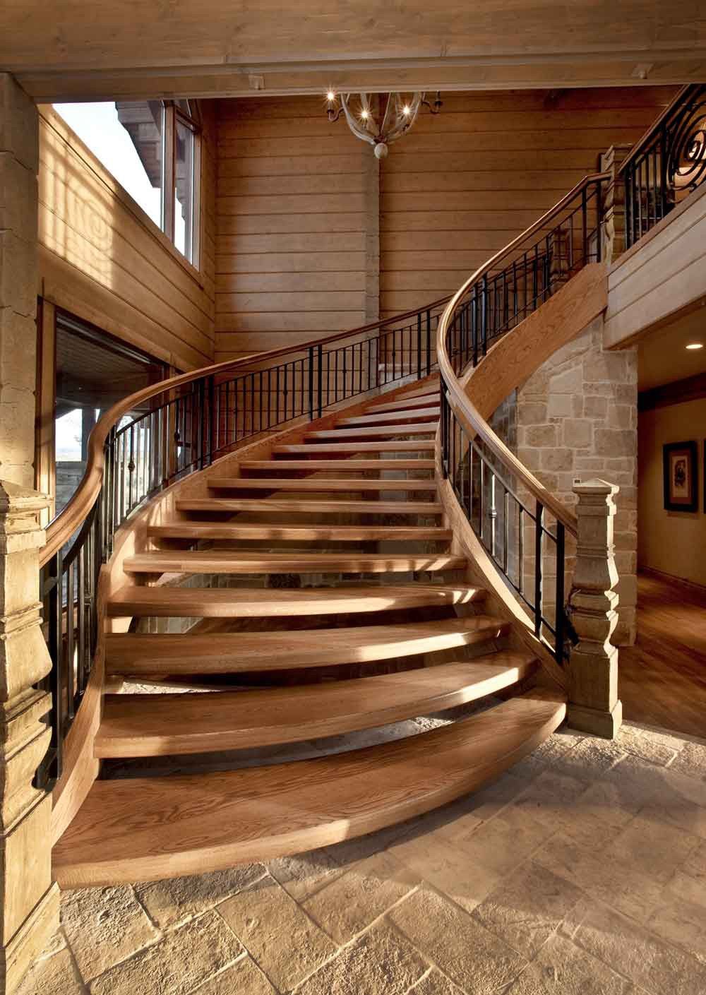 Закругленная лестница в деревянном доме