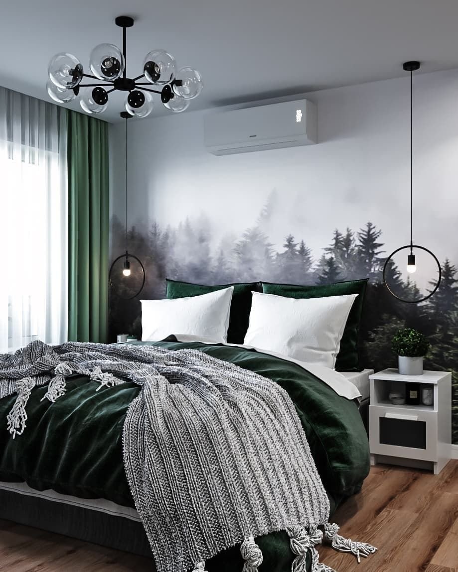 Белая спальня с изумрудными шторами