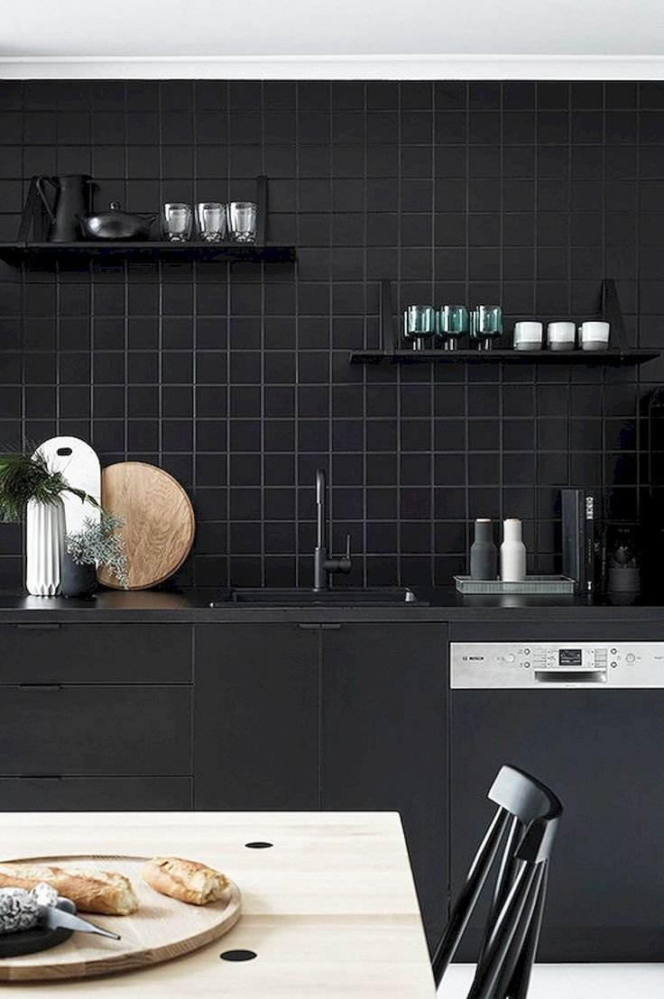 Черная плитка для фартука на кухню