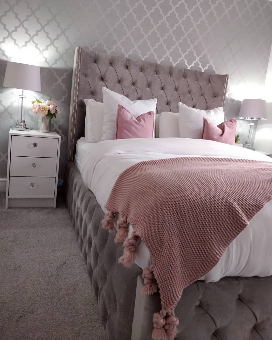 Розово серая спальня