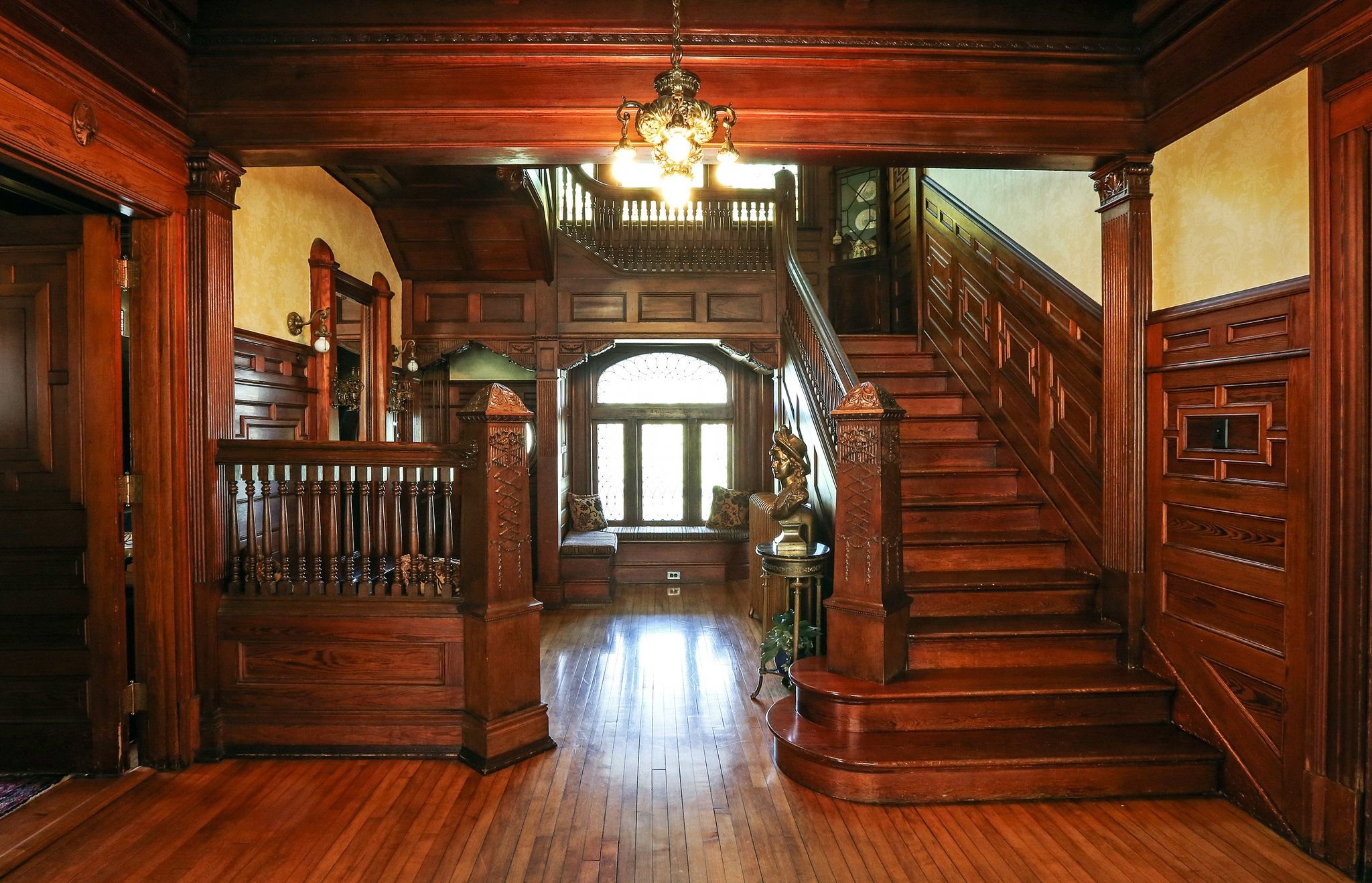 The 1900 house. Vintage story дом. Готика в интерьере лестница. Vintage story красивый дом. Винтаж стори красивый дом.