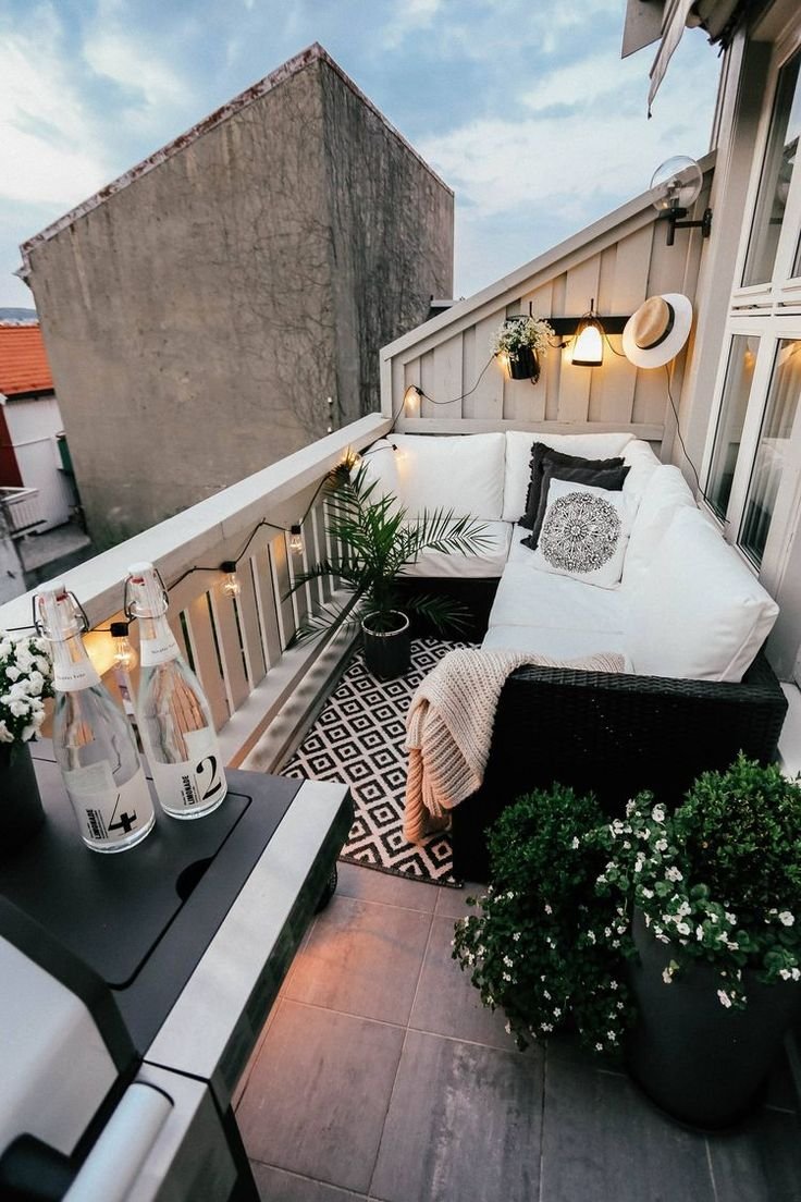 Кровать на балконе