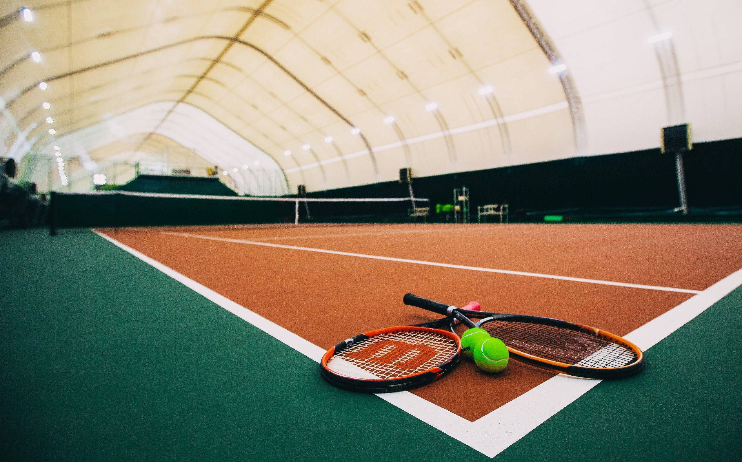 Теннисный корт теннисист