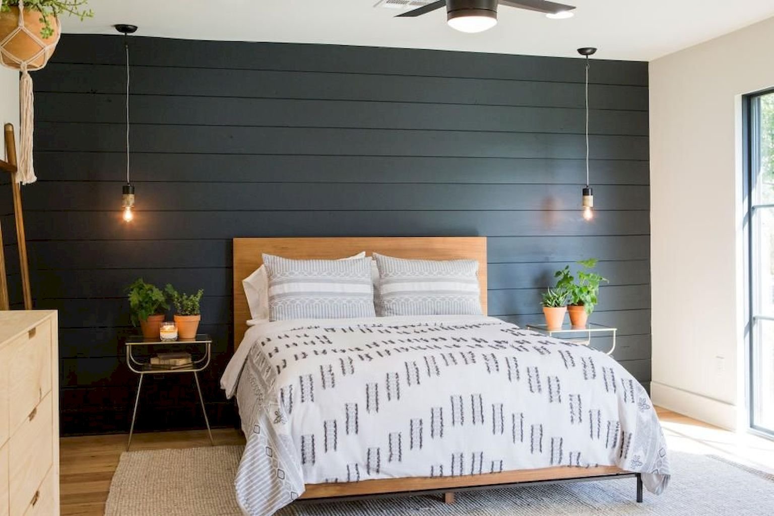 деревянные рейки в спальне на стене интерьере