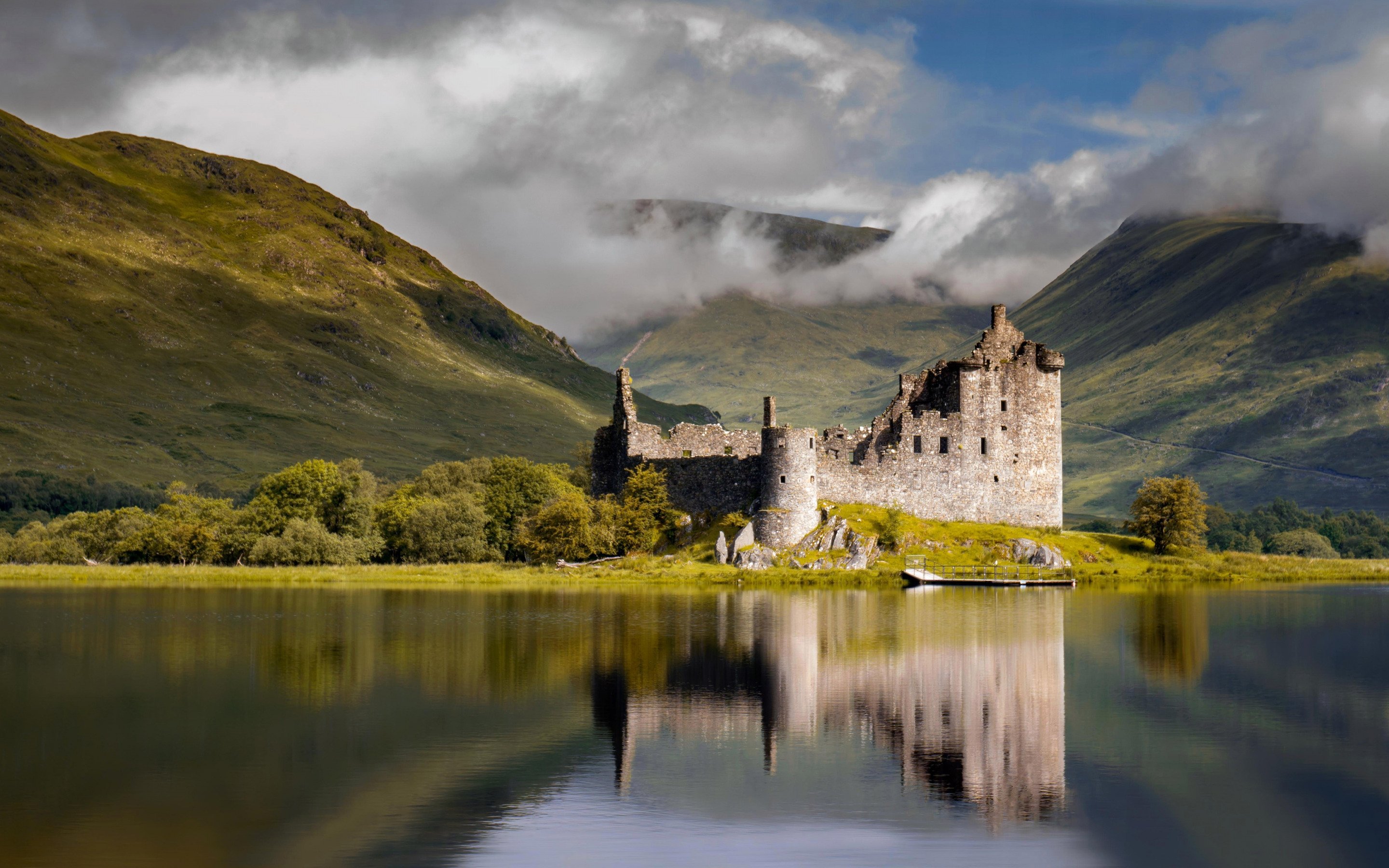 Scotland is beautiful. Замок Килхурн, Шотландия. Замок Эйлен-Донан Шотландия. Замок Эйлен-Донан - Нагорье, Шотландия. Кирримьюр Шотландия.