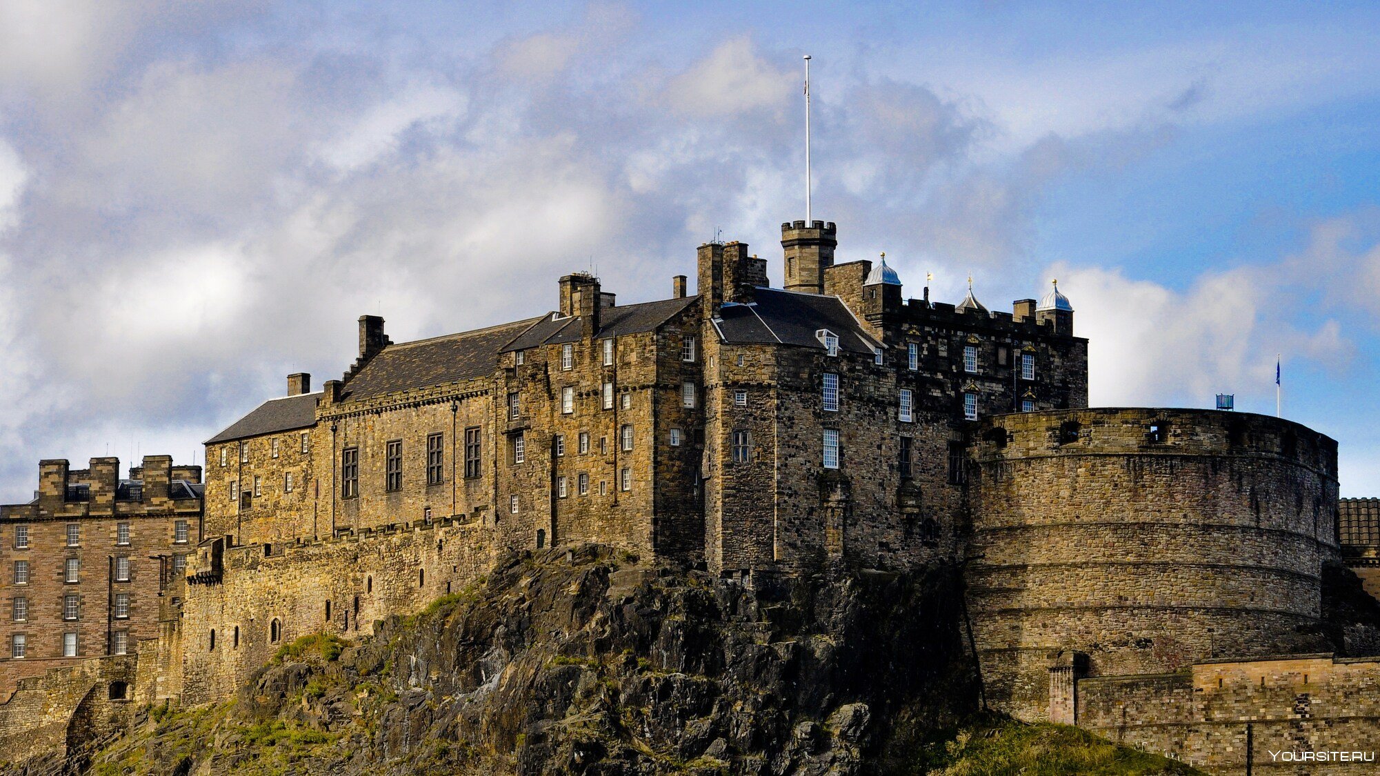 Когда были 1 замок. Эдинбургский дворец Шотландия. Крепость Эдинбург в Шотландии. Замок Холирудхаус Шотландия. Эдинбургский замок Великобритания.