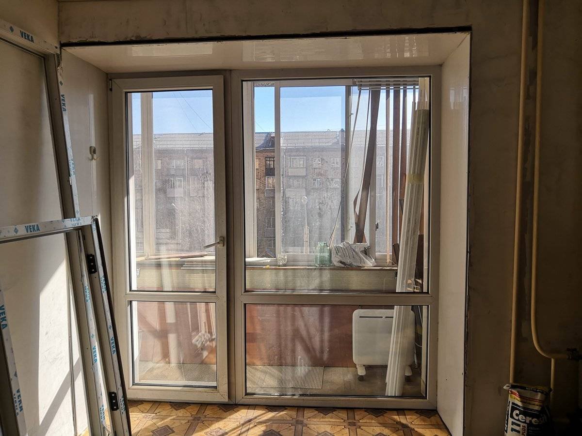 Балконная дверь в квартире. Французское панорамное остекление балкона п44.