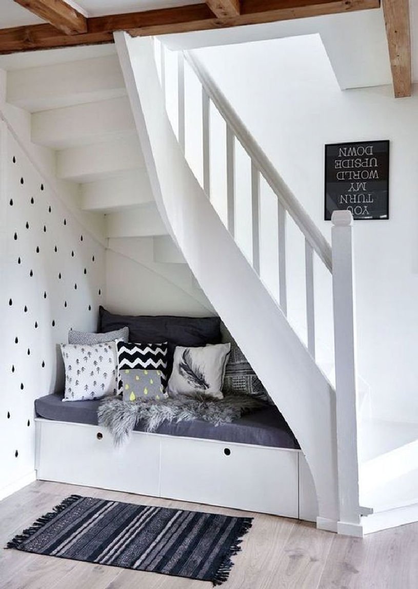 Кровать под лестницей