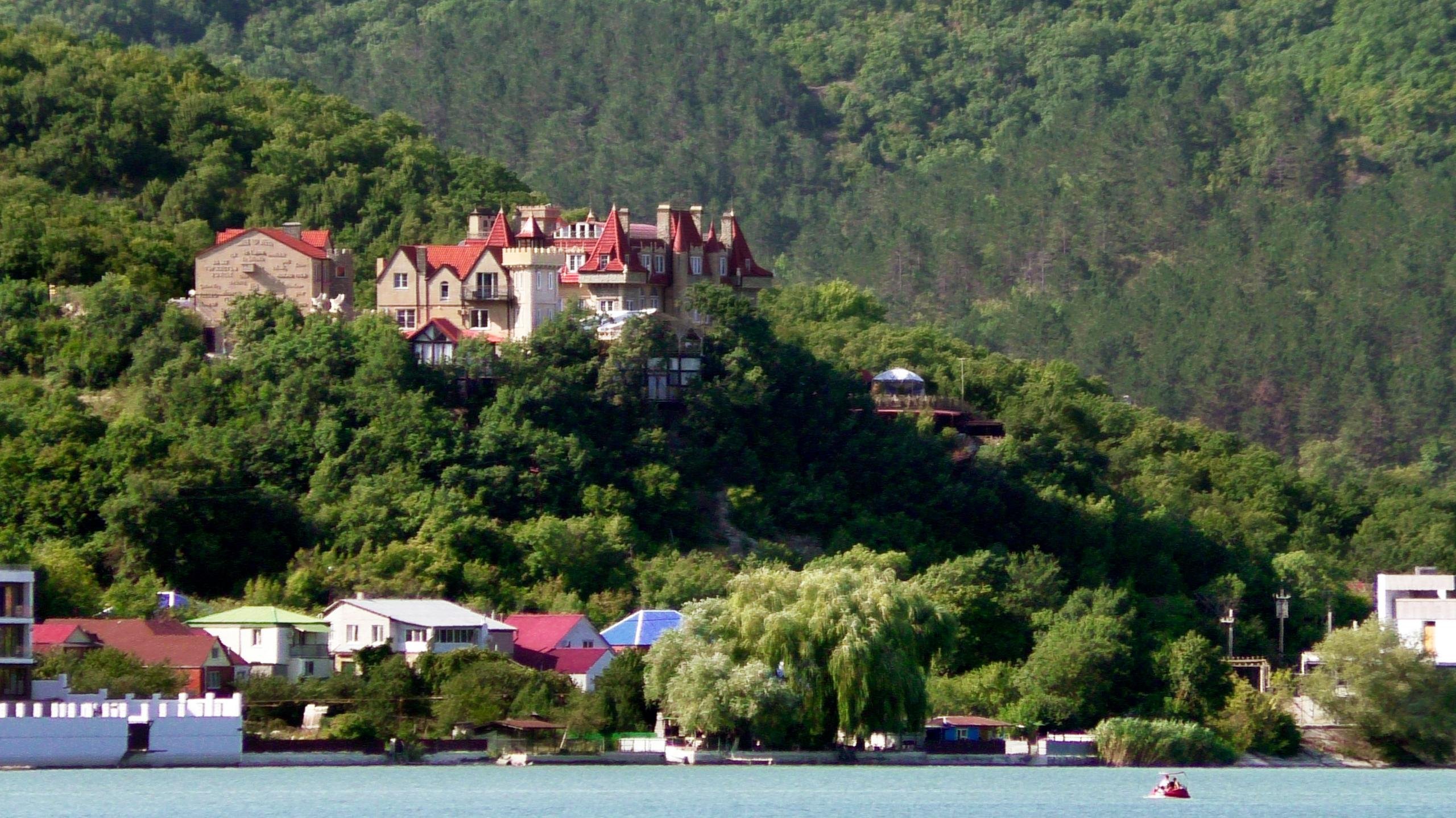 Озеро абрау отели. Замок Абрау Дюрсо. Замок около Абрау Дюрсо. Замок Абрау Дюрсо Новороссийск. Отель на озере Абрау Дюрсо.