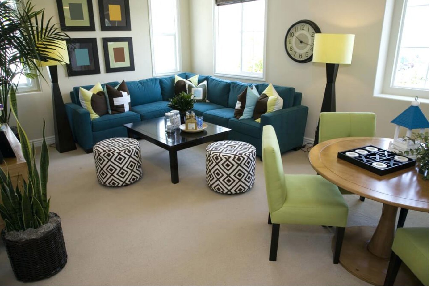 Разная мебель в разных комнатах. Синий диван в интерьере. Сине зеленый интерьер. Цветное кресло в интерьере гостиной. Сине-зеленый диван в интерьере.