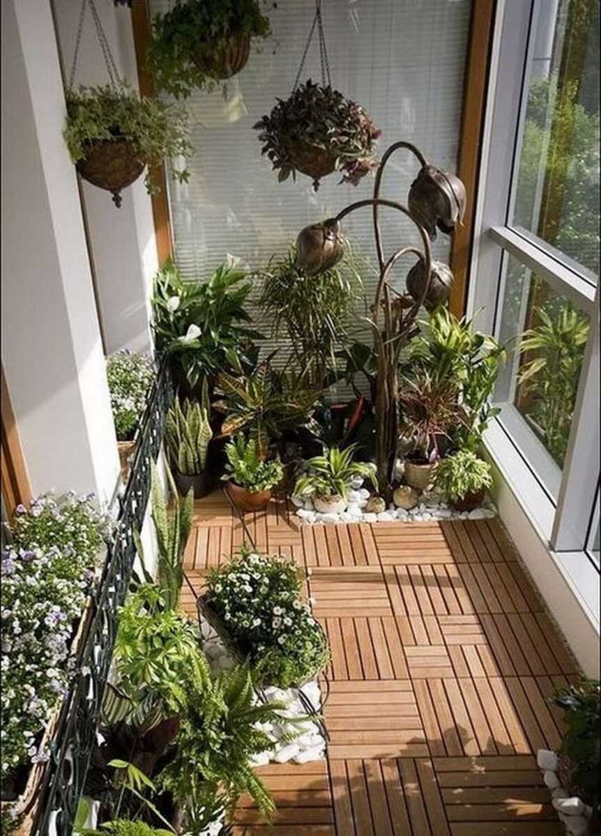 Искусственные растения на балконе
