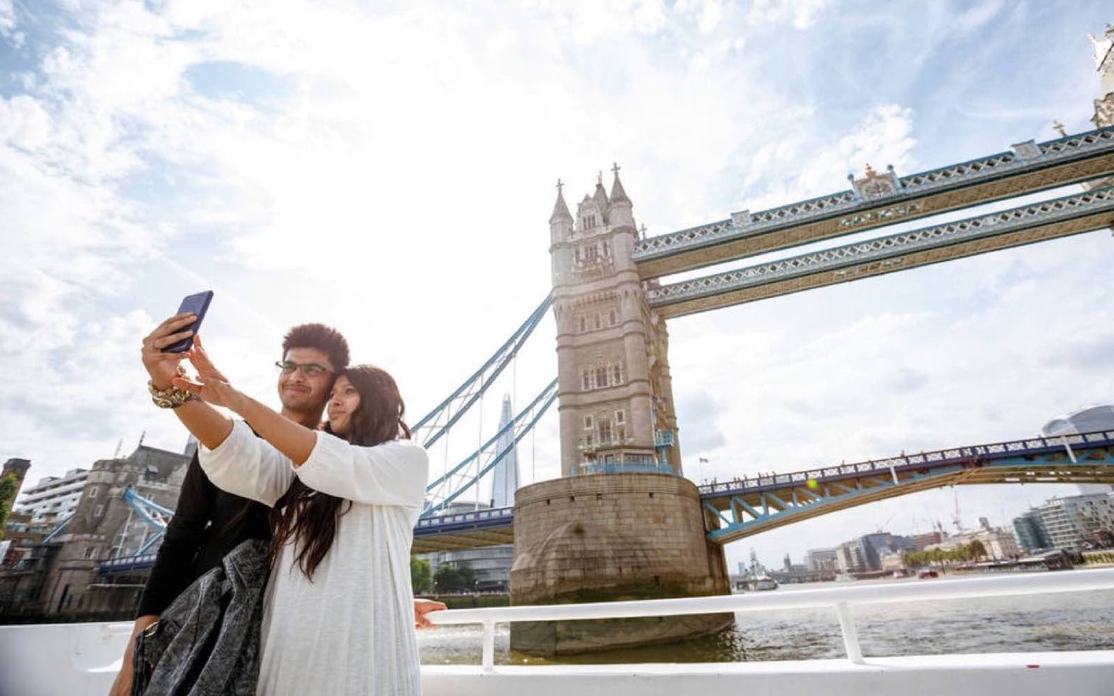 Развлечения в лондоне. London Sightseeing колонна с человеком. Пара на берегу Темзы Лондон. Прыгать в Темзу.