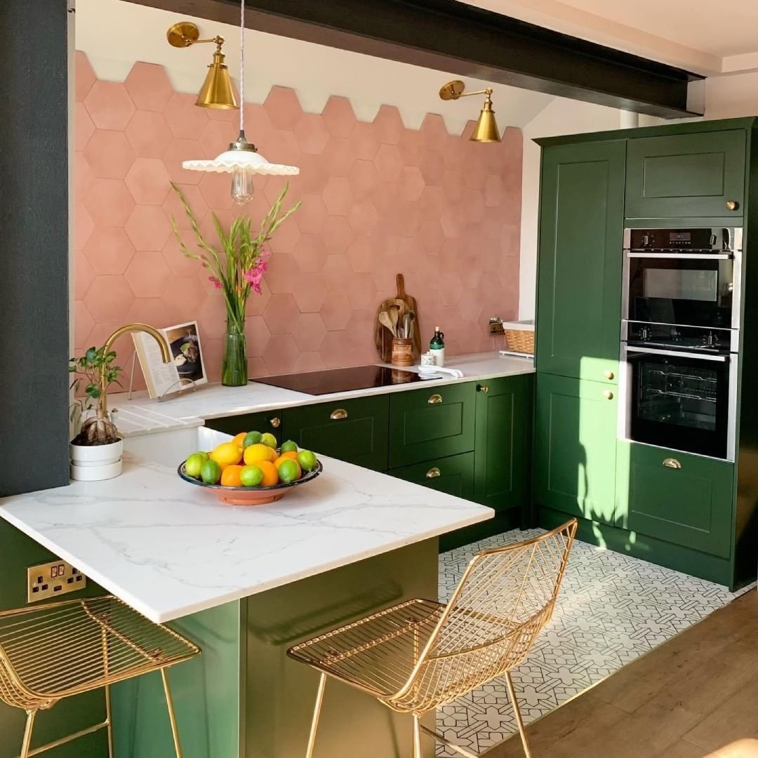 Какие цвета сочетаются с зеленым в интерьере кухни фото