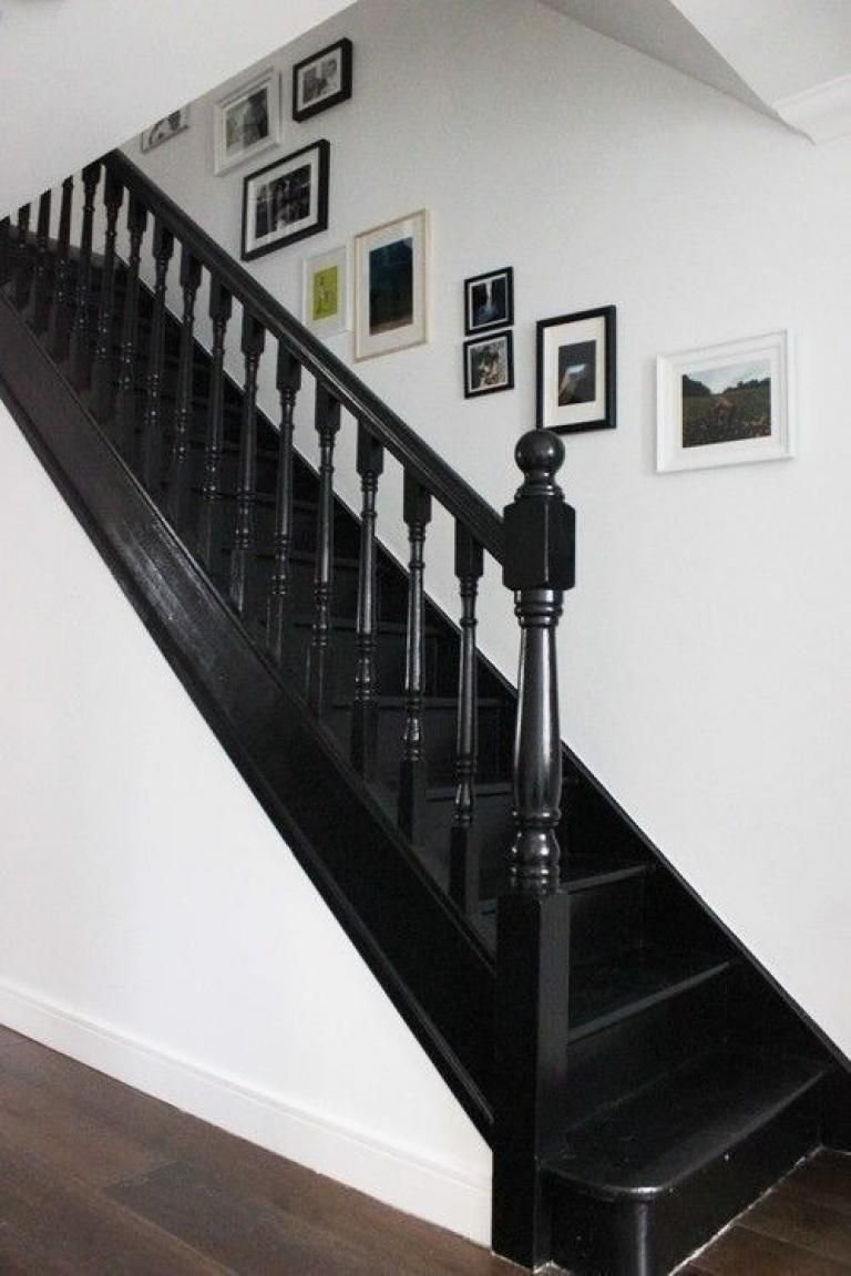 Лестница с черными балясинами