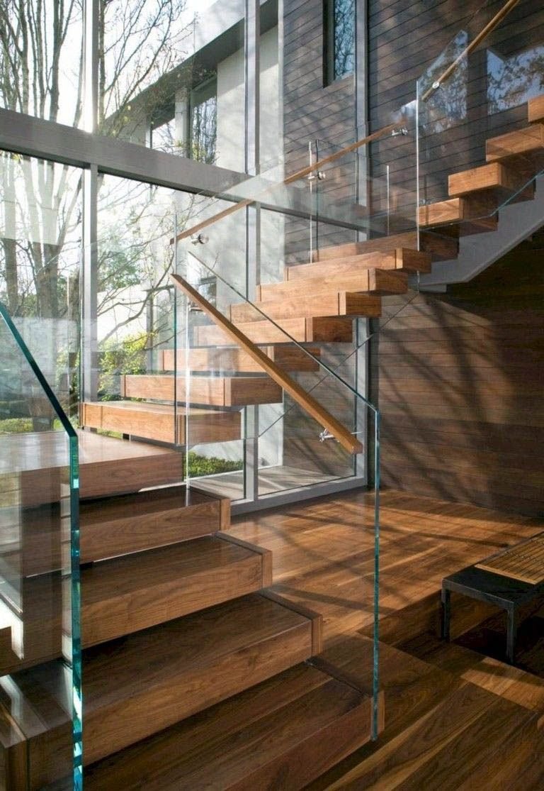 Ограждение лестницы из стекла и дерева