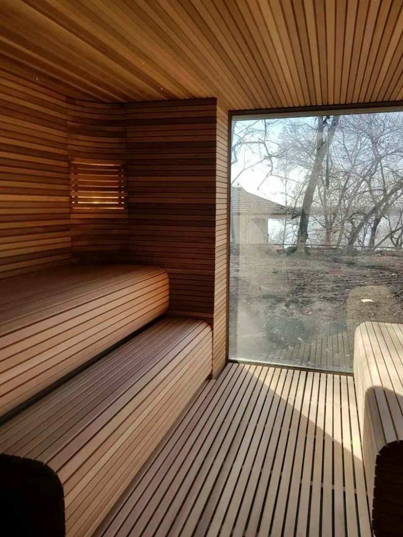 баня с панорамными окнами в комнате отдыха