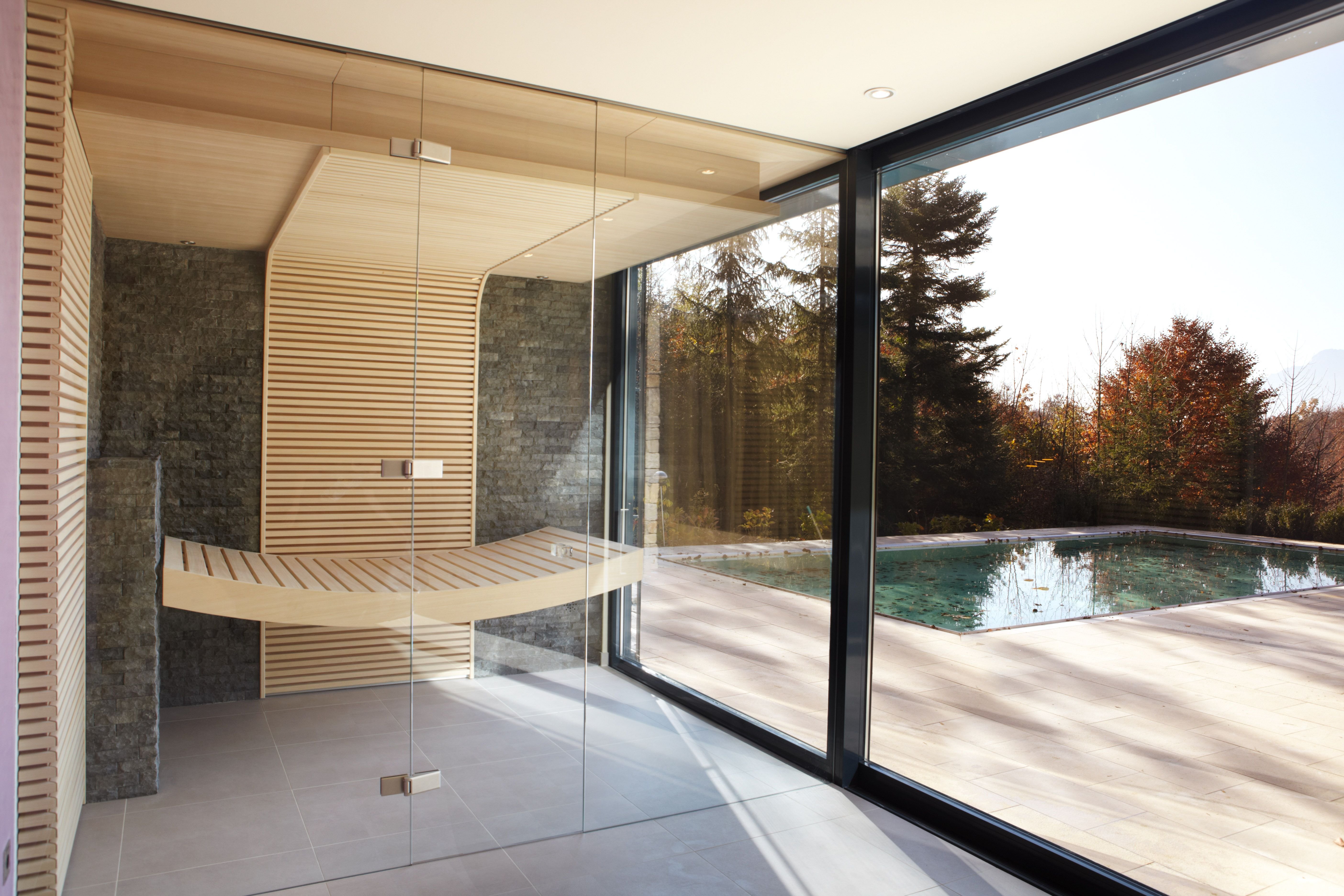 баня с панорамными окнами в комнате отдыха