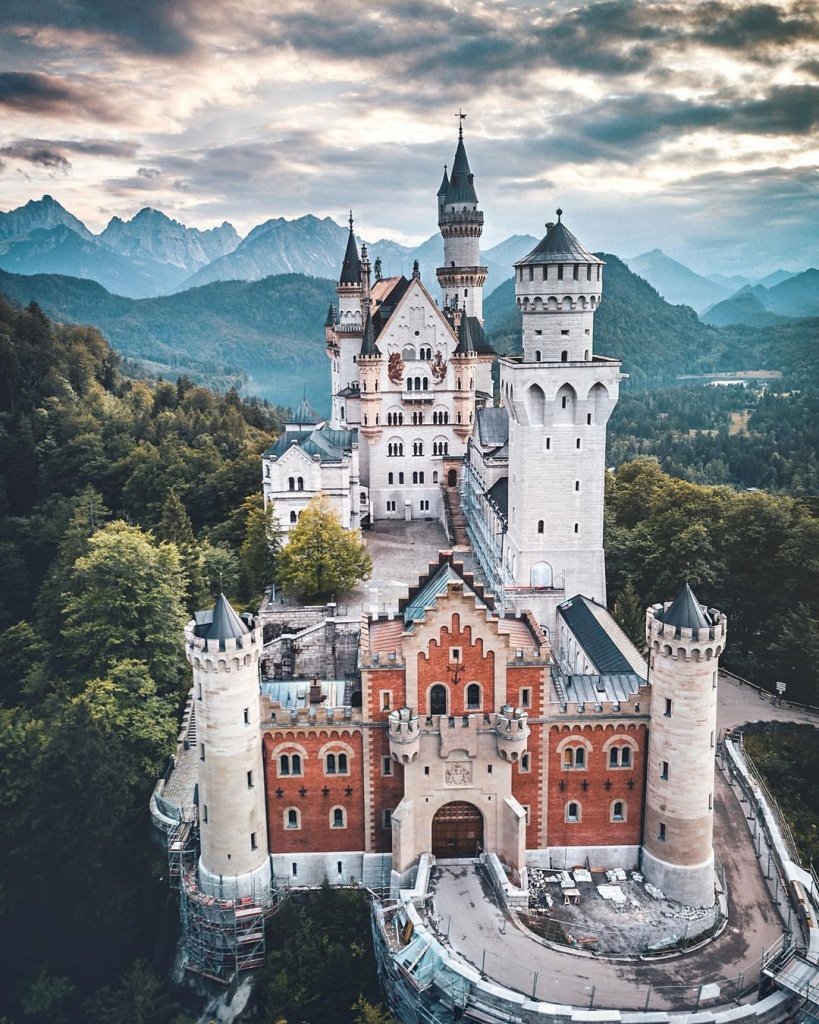 Замок в Баварии Нойшванштайн