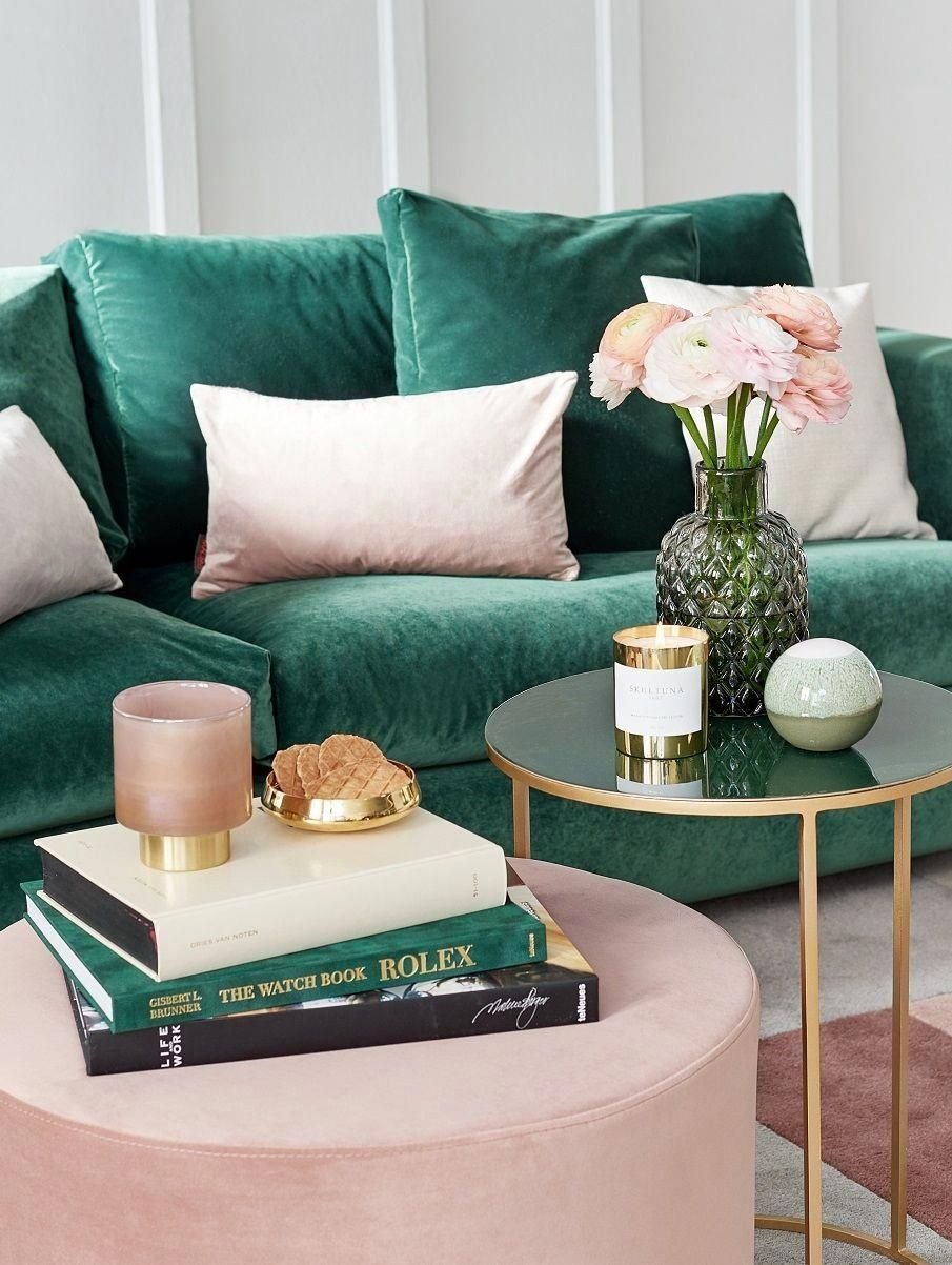 Изумрудного цвета диван в интерьере гостиной