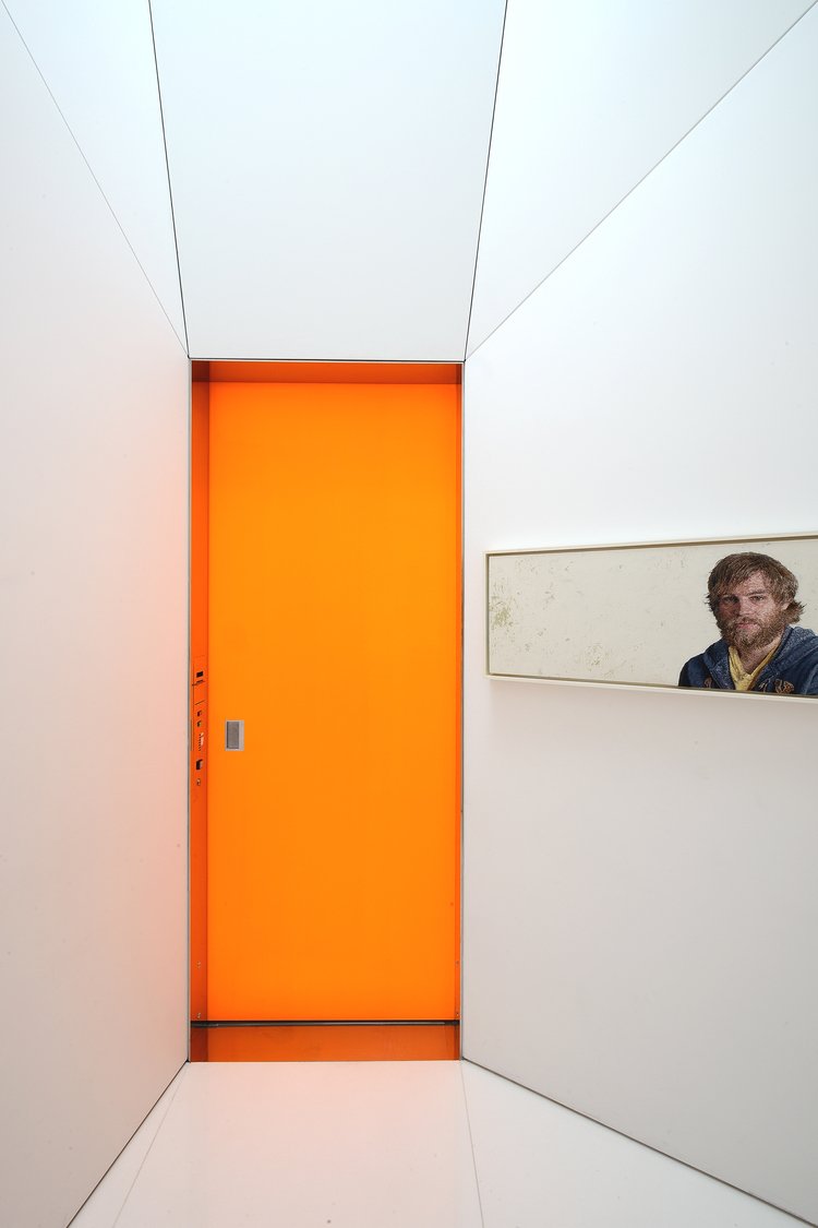 Интерьер дверь с оранжевыми элементами