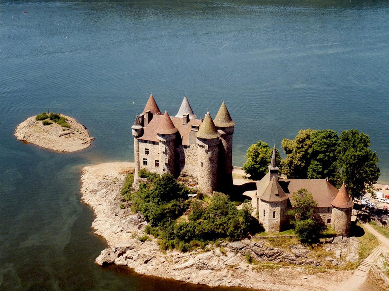 Recipient city. Замок Шато-де-Валь. Шато де Валь Франция. Фретеваль замок. Замок Европа средневековье на острове.