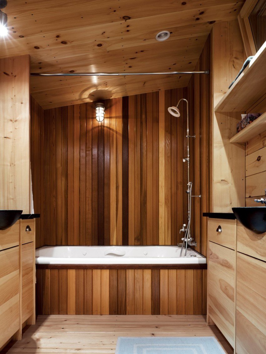 Ванная в деревянном доме из имитации