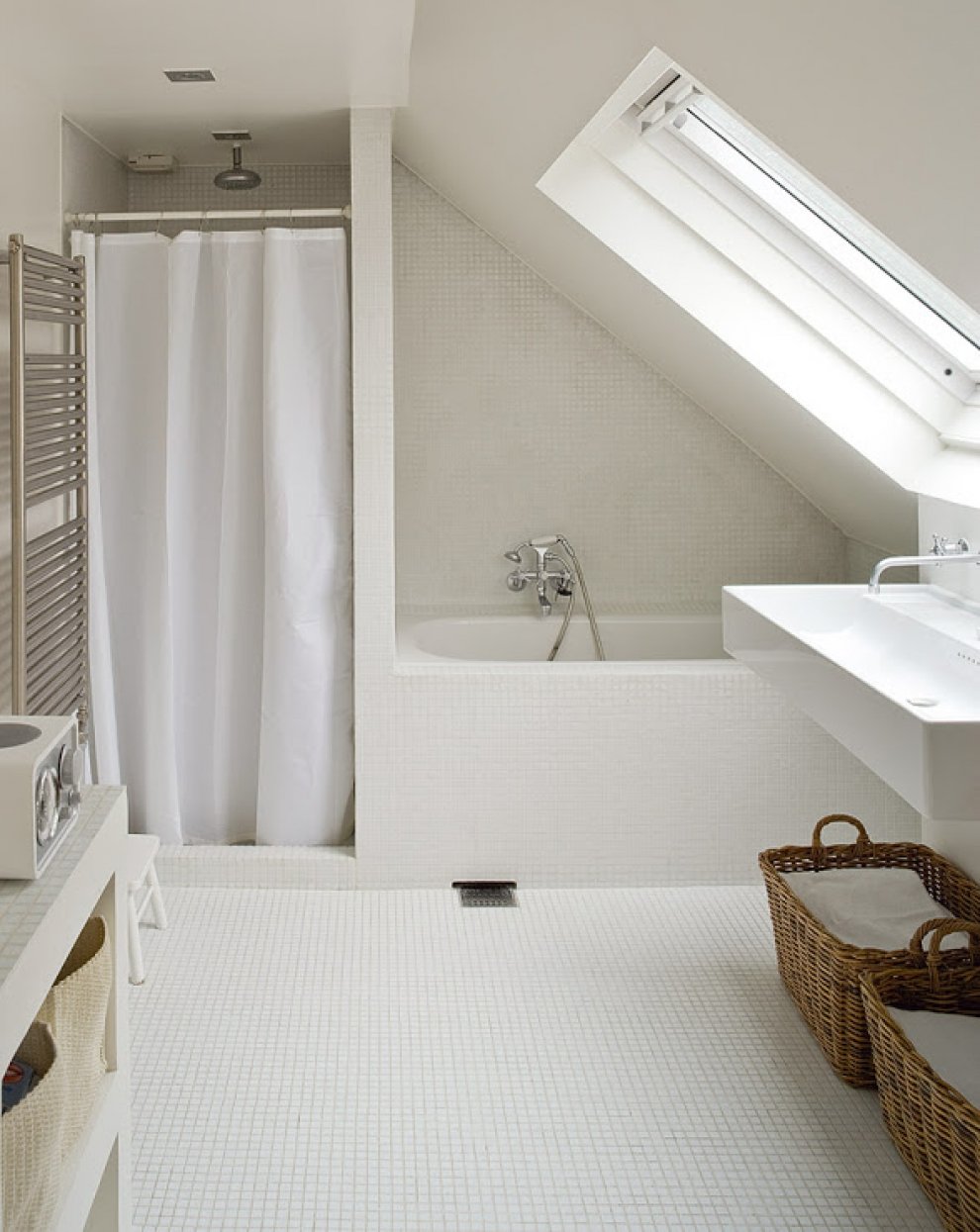 Ванная комната в мансарде со скошенным потолком фото