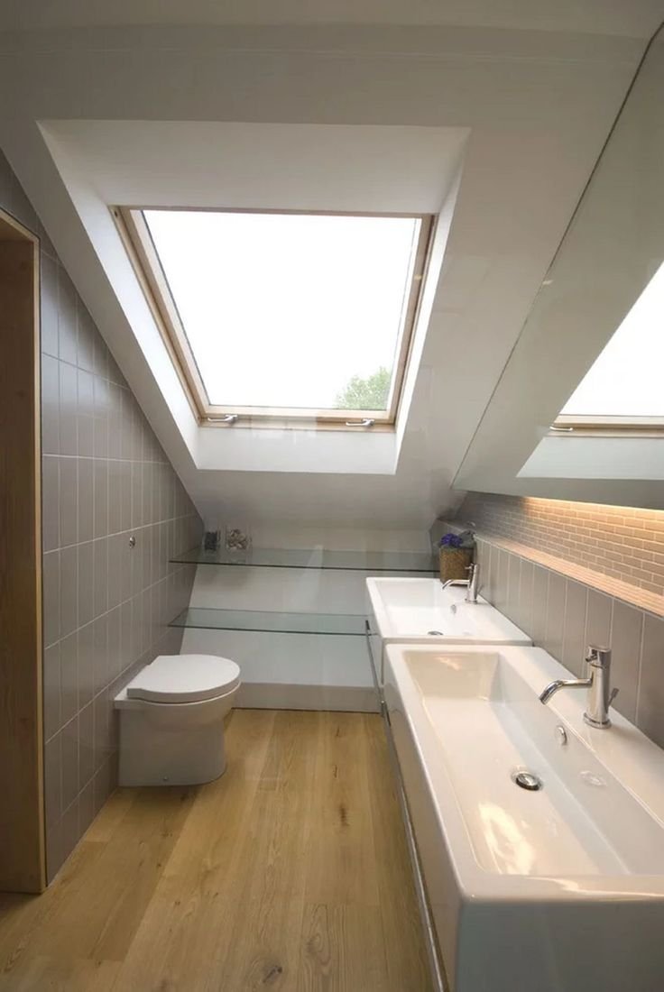 Ванна со скошенным потолком в мансарде