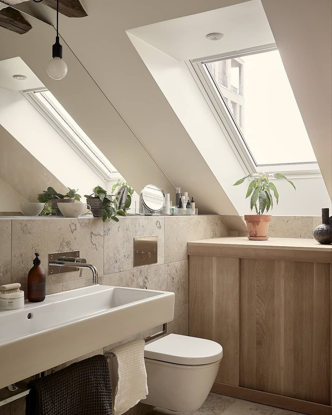Туалет в мансарде со скошенным потолком фото дизайн