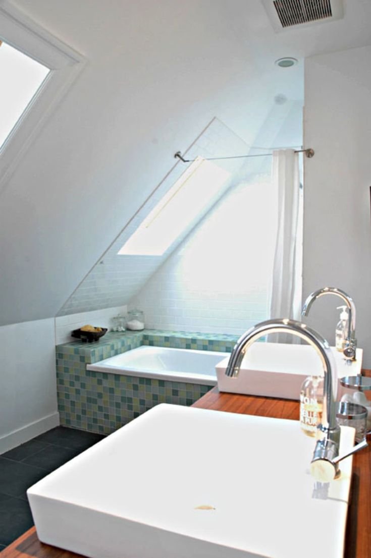 Ванная комната с мансардной крышей