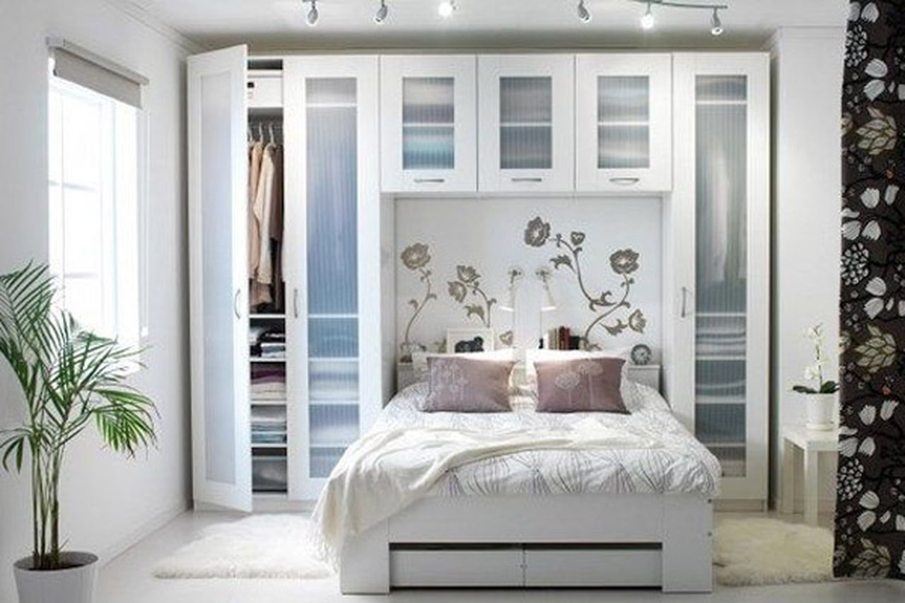 Одна сторона комнаты на 2 м больше. Маленькие спальни. Шкаф в маленькую спальню. Спальня с двумя шкафами. Дизайн маленькой спальни.