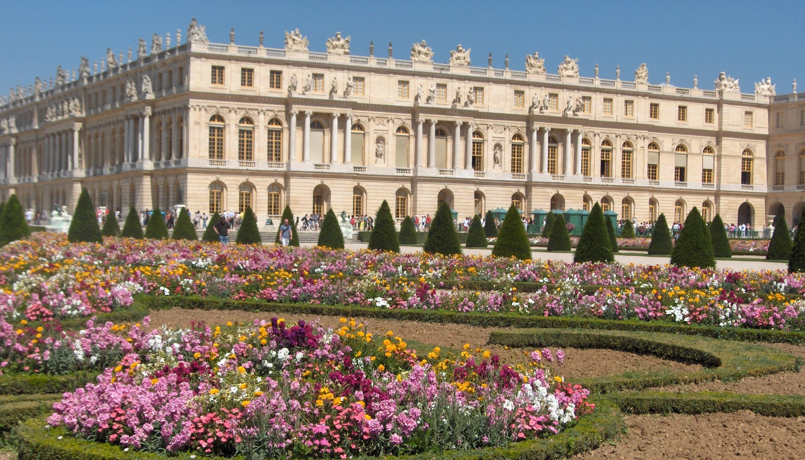 Время версаль. Версальский дворец дворцы Франции. Дворец Версаль версальный парк. Замок Версаль (Chateau de Versailles). Мраморный двор Версальского дворца.