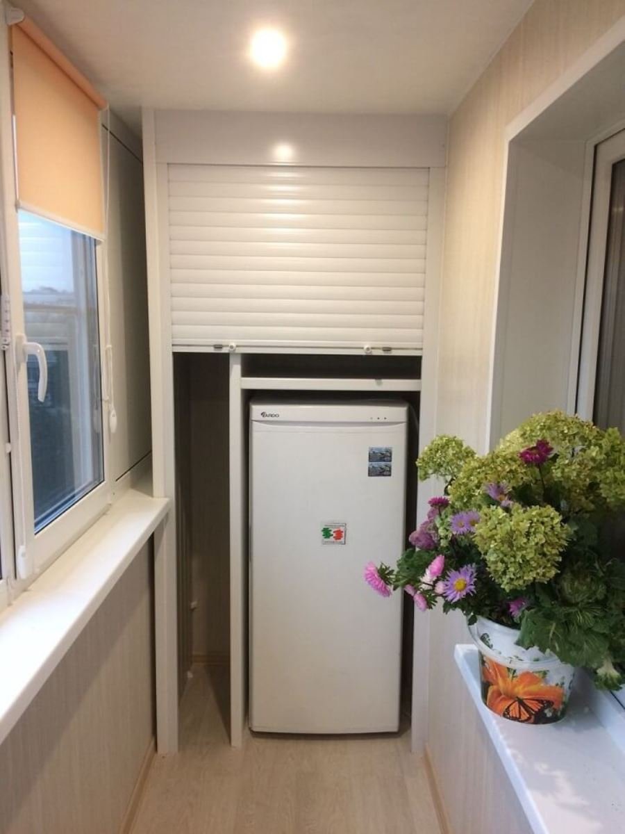 Шкаф на лоджии с холодильником