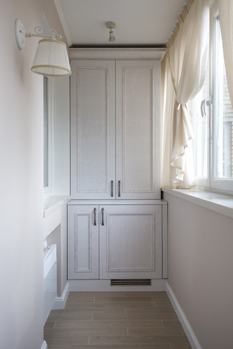 Шкаф на лоджии с холодильником