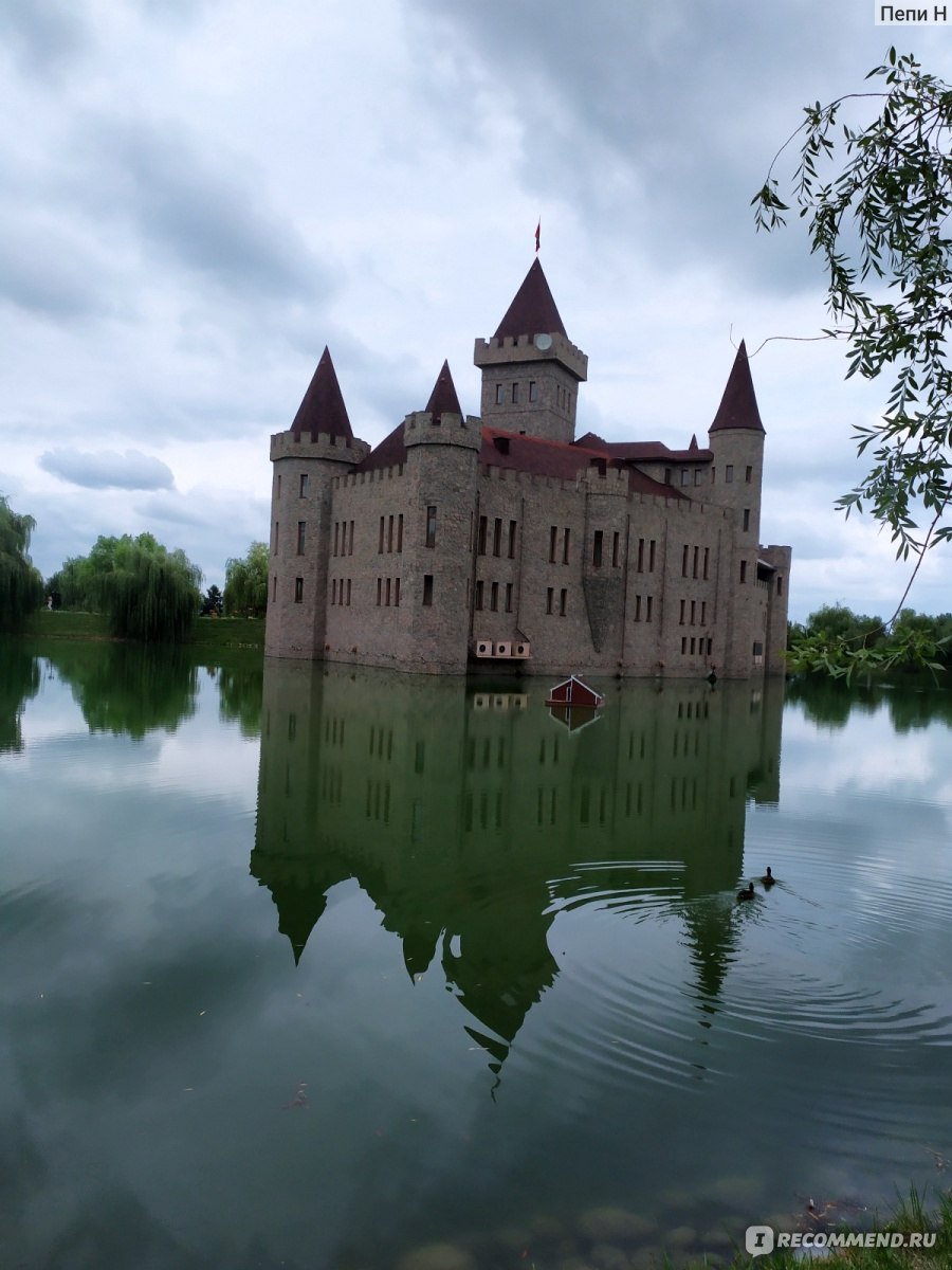 Замок Шато Эркен и голубые озера