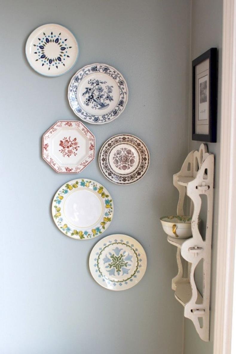 Сувенирные тарелки на стене в интерьере