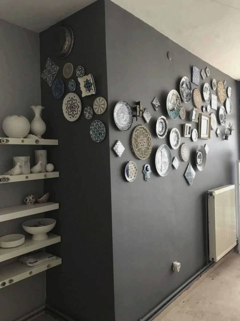 Тарелки на стене на кухне