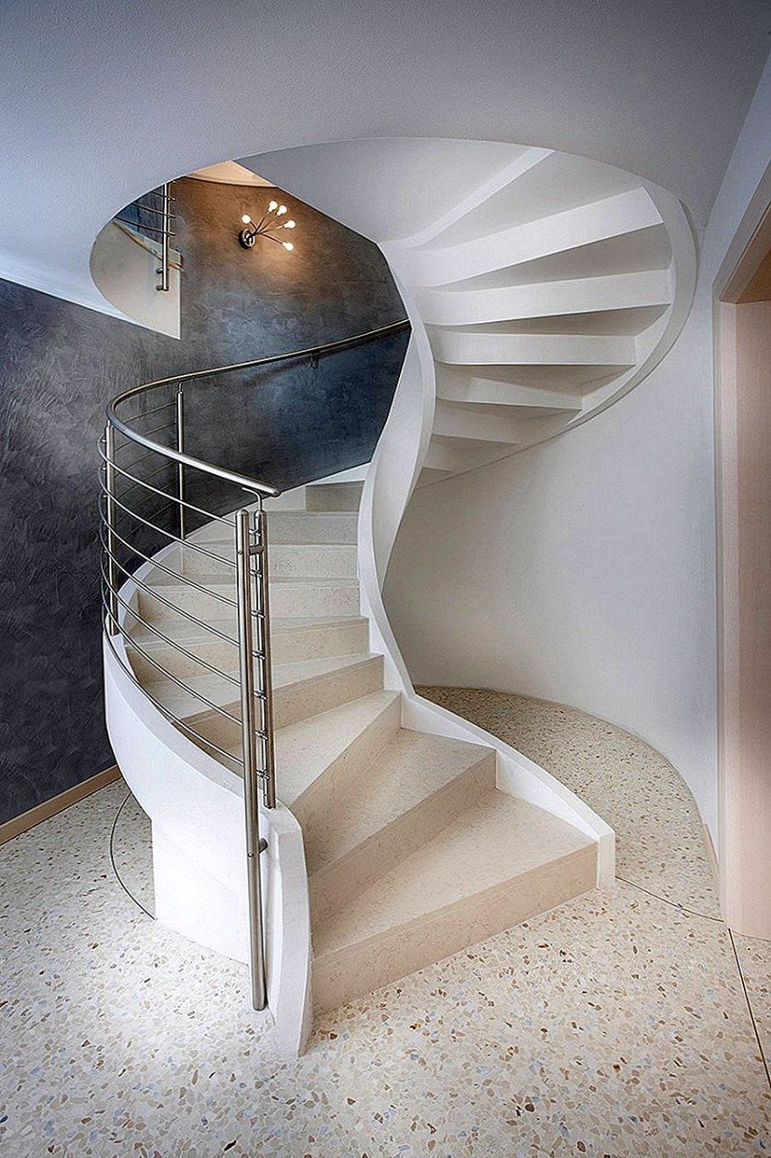 Полувинтовая бетонная лестница