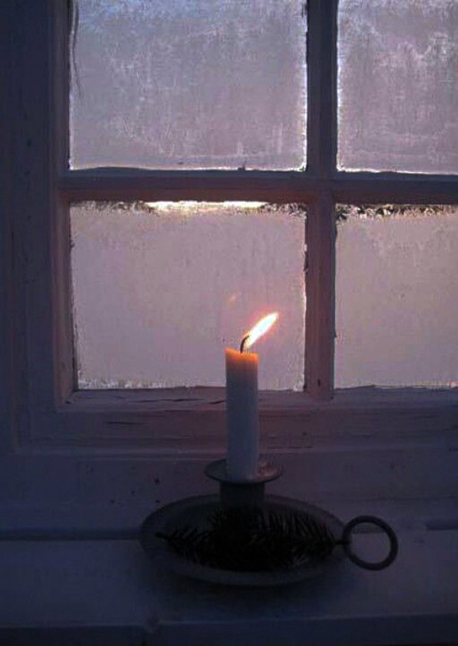 Горящая свеча на окне